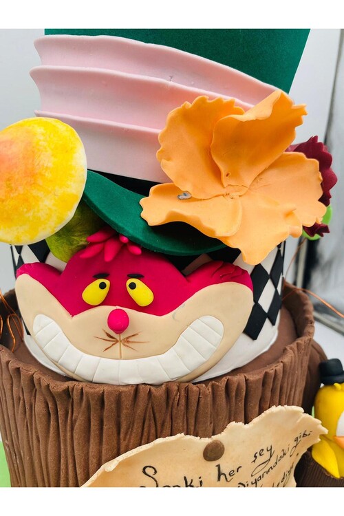 Alice Harikalar Diyarında Temalı Pasta