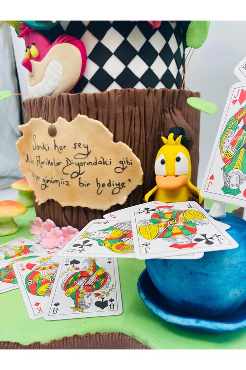 Alice Harikalar Diyarında Temalı Pasta